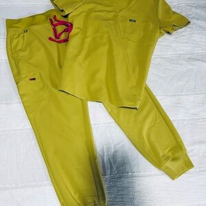 Figs Women’s Zamora Jogger and Catarina Top Scrubs in size Medium Petite